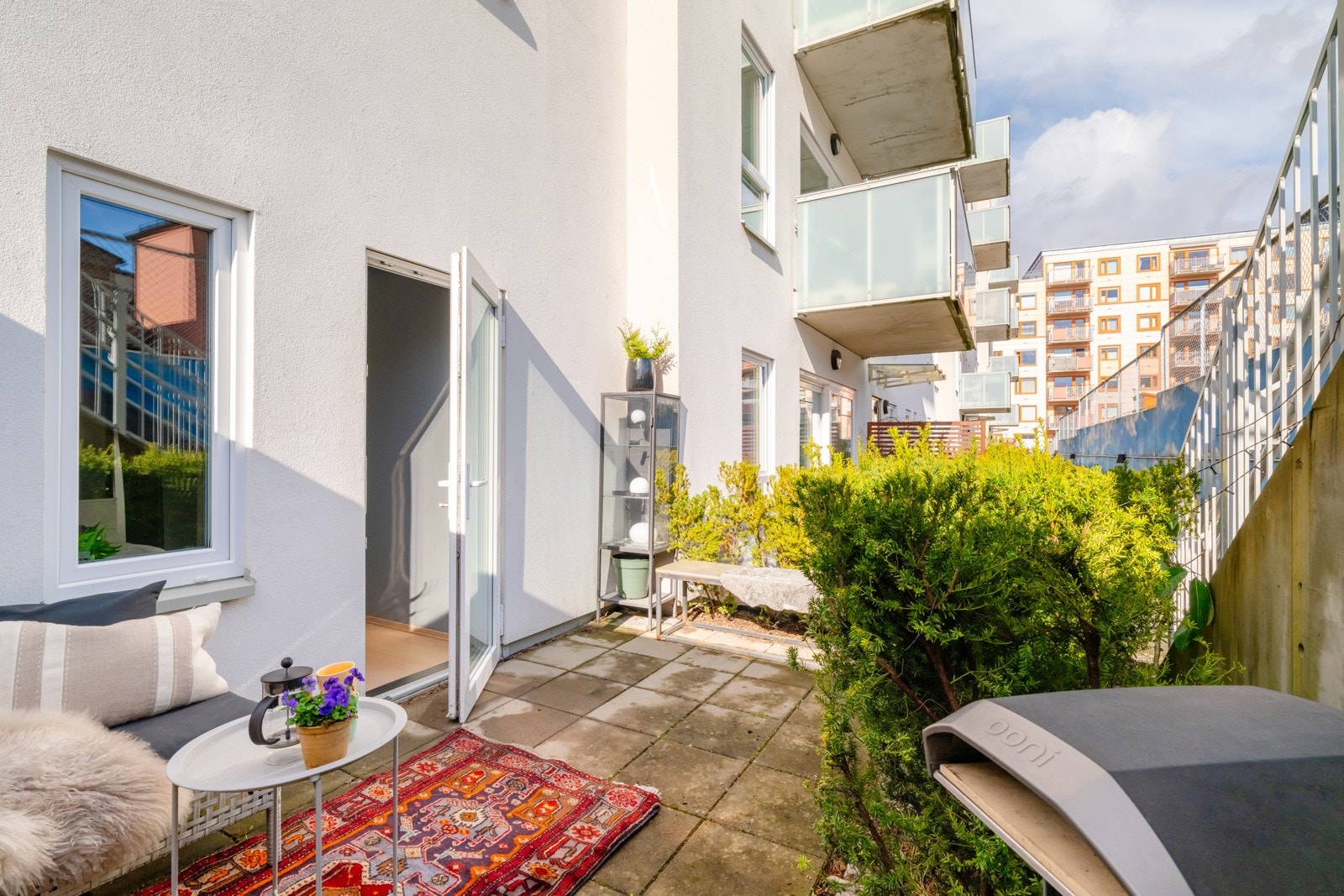 Fra soverommet er det utgang til en hyggelig, sydøstvendt markterrasse på ca. 12 m² med morgen- og formiddagssol. Galleribilde