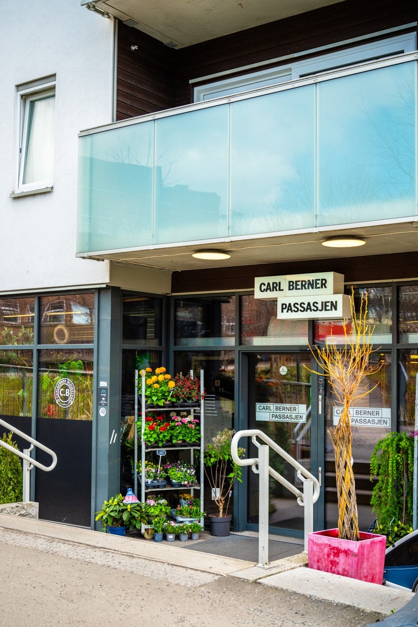 Carl Berner passasjen ligger i 1. etasje i blokken, med blant annet Kiwi, apotek, vinmonopol og frisør. Galleribilde