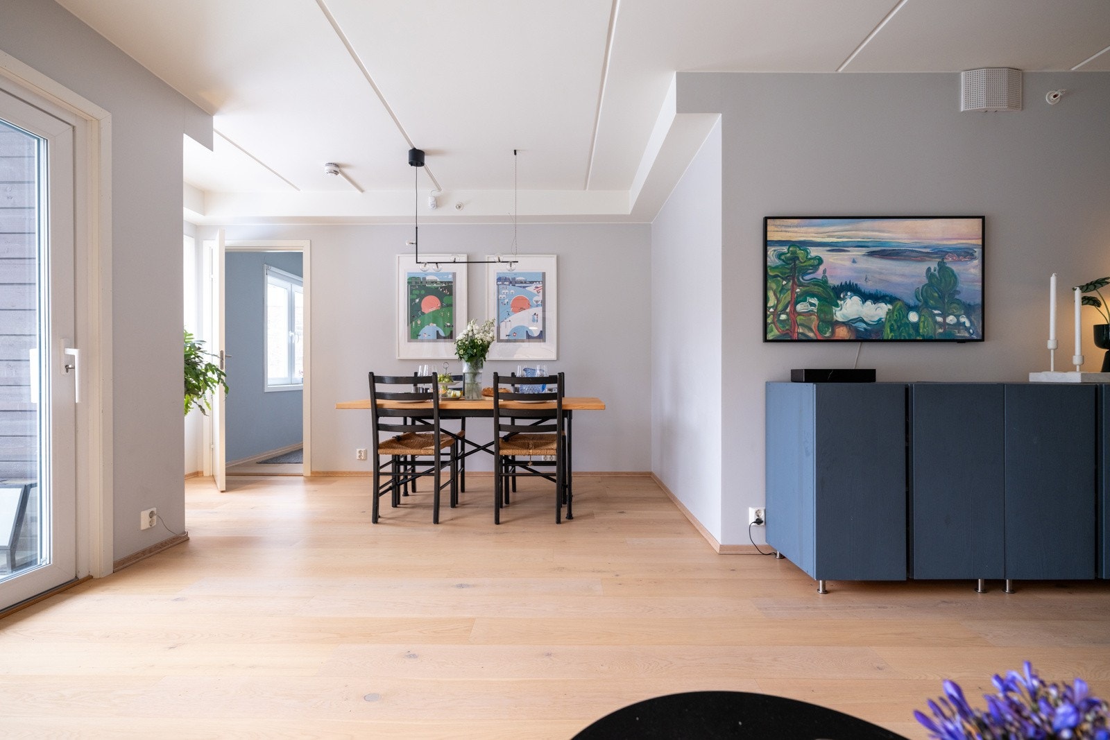 Leiligheten har en svært innbydende og pen stue av god størrelse Galleribilde