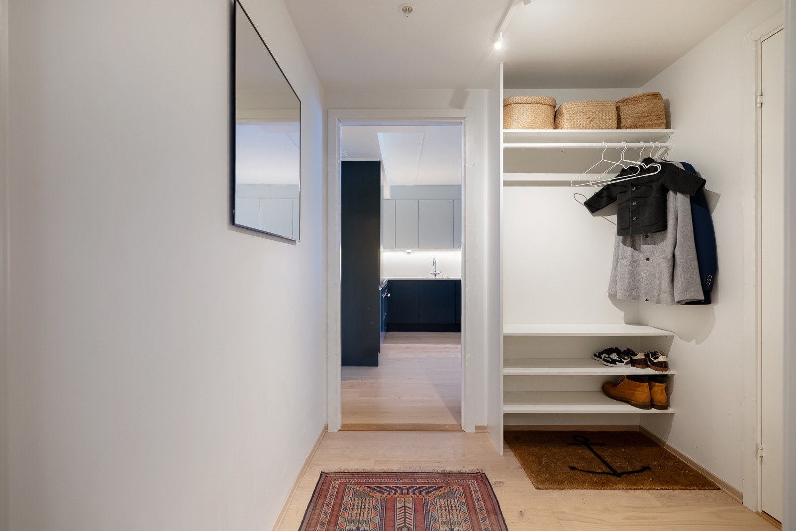Her er det plass til oppbevaring av yttertøy og sko. I tillegg disponerer leiligheten en praktisk kjellerbod på ca. 6 m² som gir ekstra lagringsplass. Galleribilde