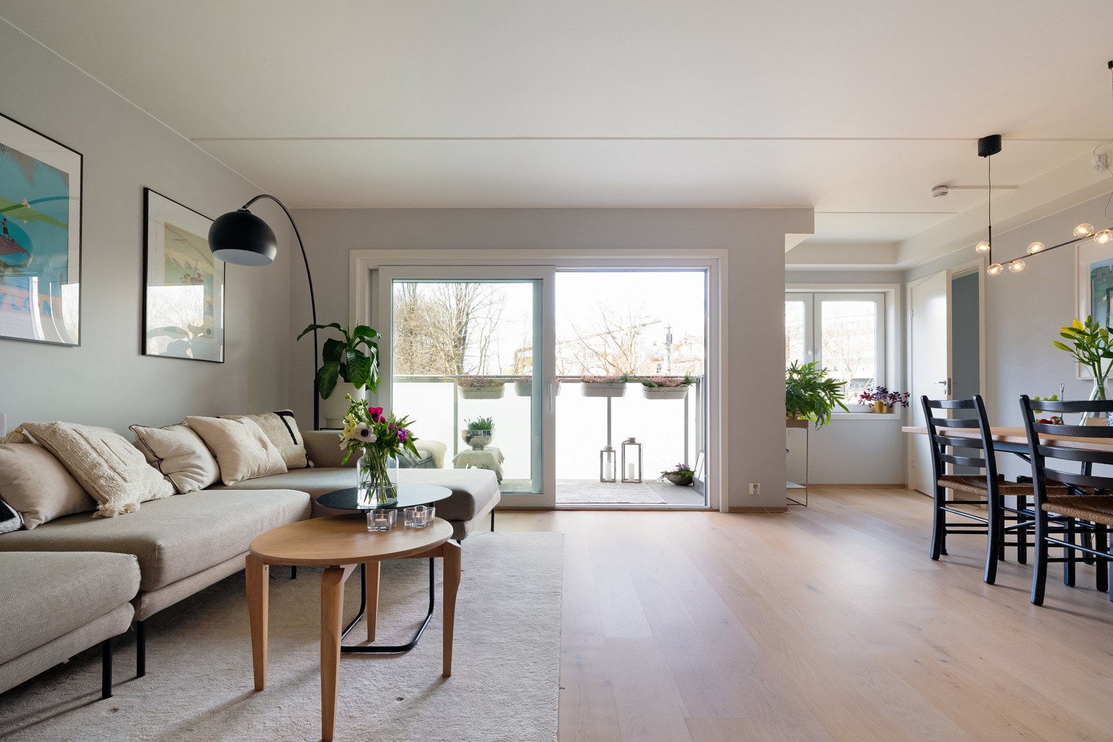 Leiligheten har en gjennomgående planløsning og store vindusflater som slipper inn rikelig med naturlig lys. Galleribilde