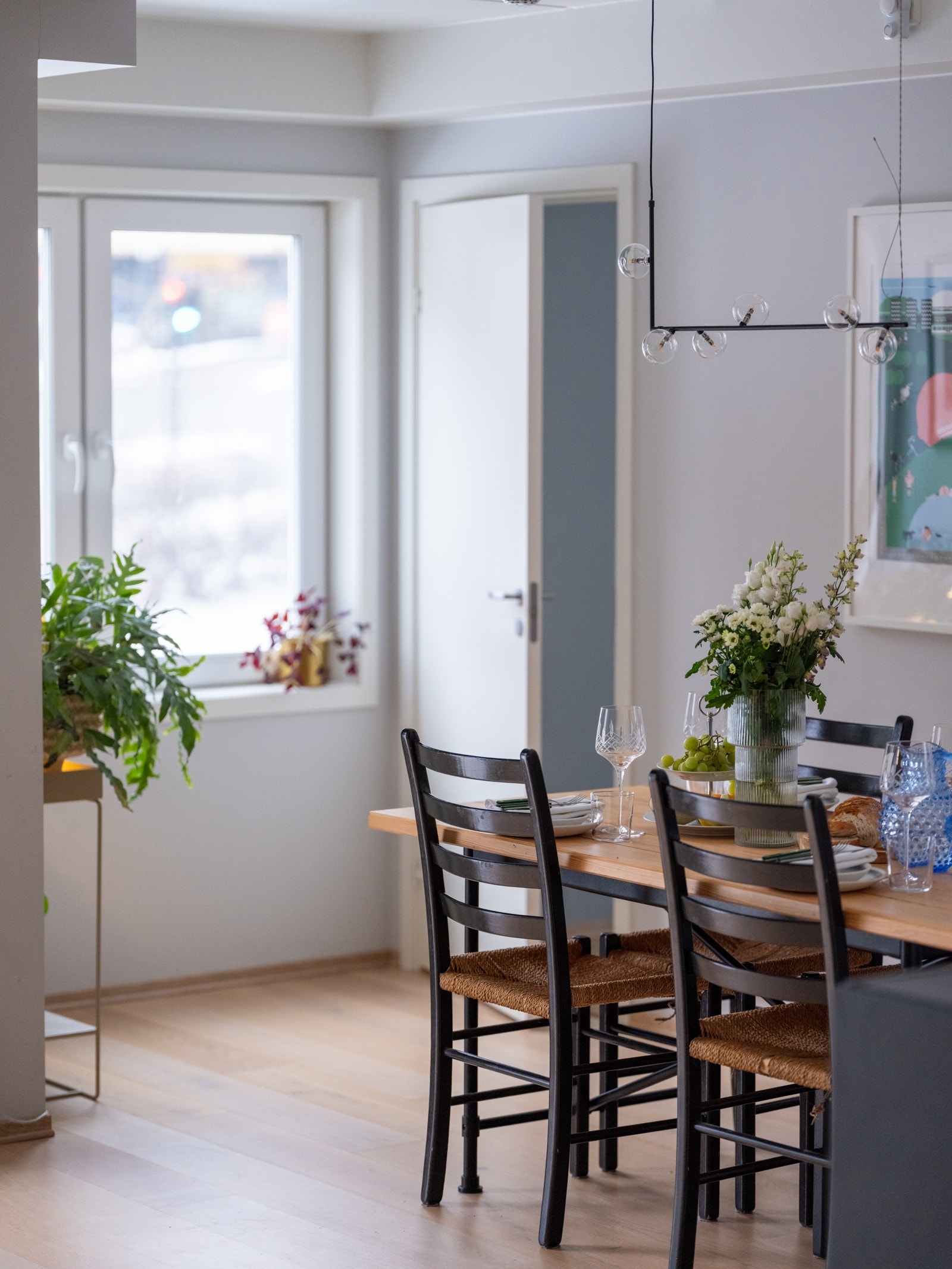 Stuen har gode møbleringsmuligheter med plass til sofagruppe, TV-løsning og spisebord. Galleribilde