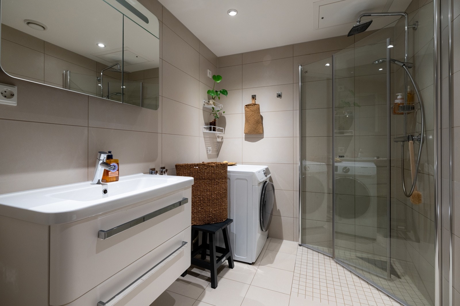 Delikat, flislagt baderom med behagelig gulvvarme og downlights i hinlingen. Galleribilde