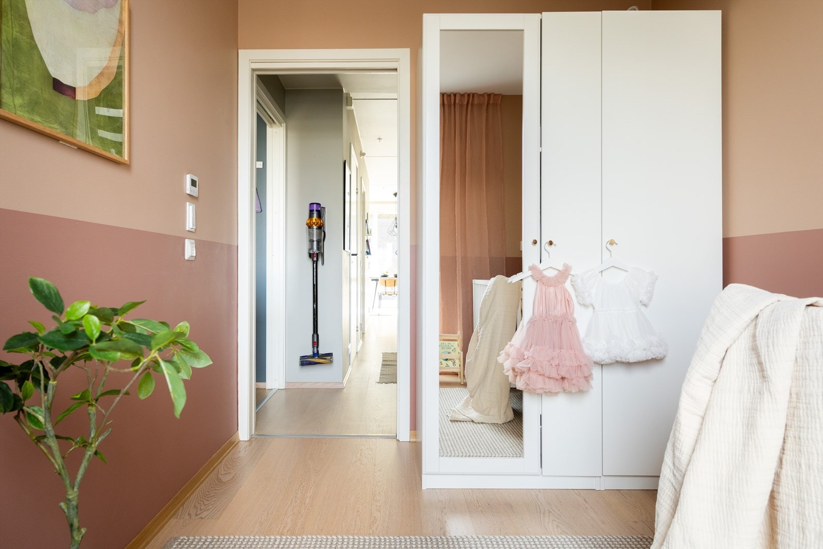 Det er balansert ventilasjon i alle rom som sikrer et godt inneklima. Systemet gir effektiv luftutskifting, samtidig som det bevarer varme og reduserer energitap. Galleribilde
