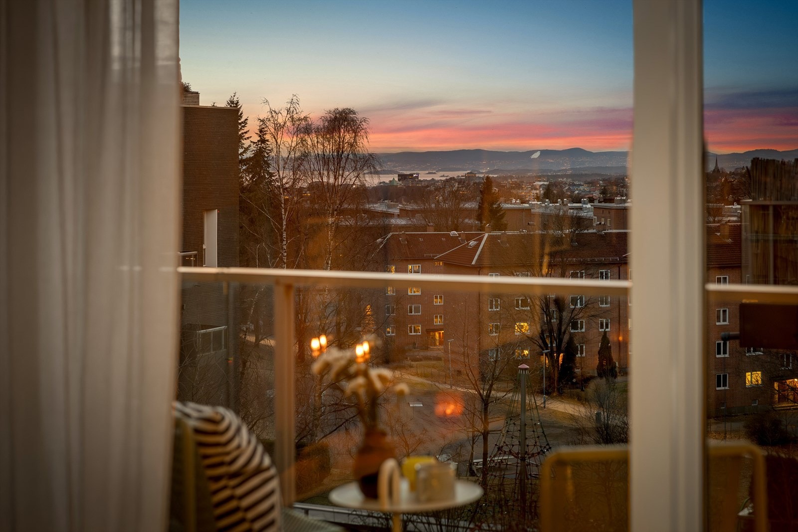 En delikat og familievennlig townhouse på 2 plan med nydelig utsikt på toppen av Torshovdalen ned til Oslofjorden. Galleribilde