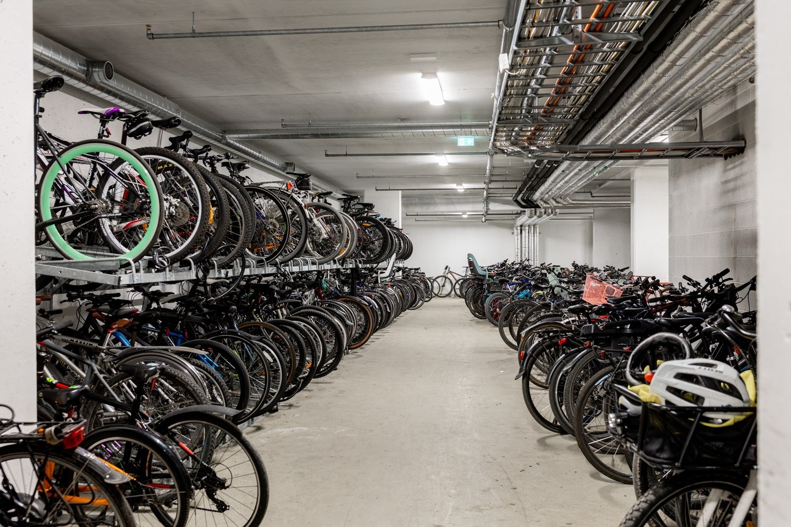Alle beboerne har tilgang til felles trygg sykkelparkering som er plassert i garasjen. Galleribilde