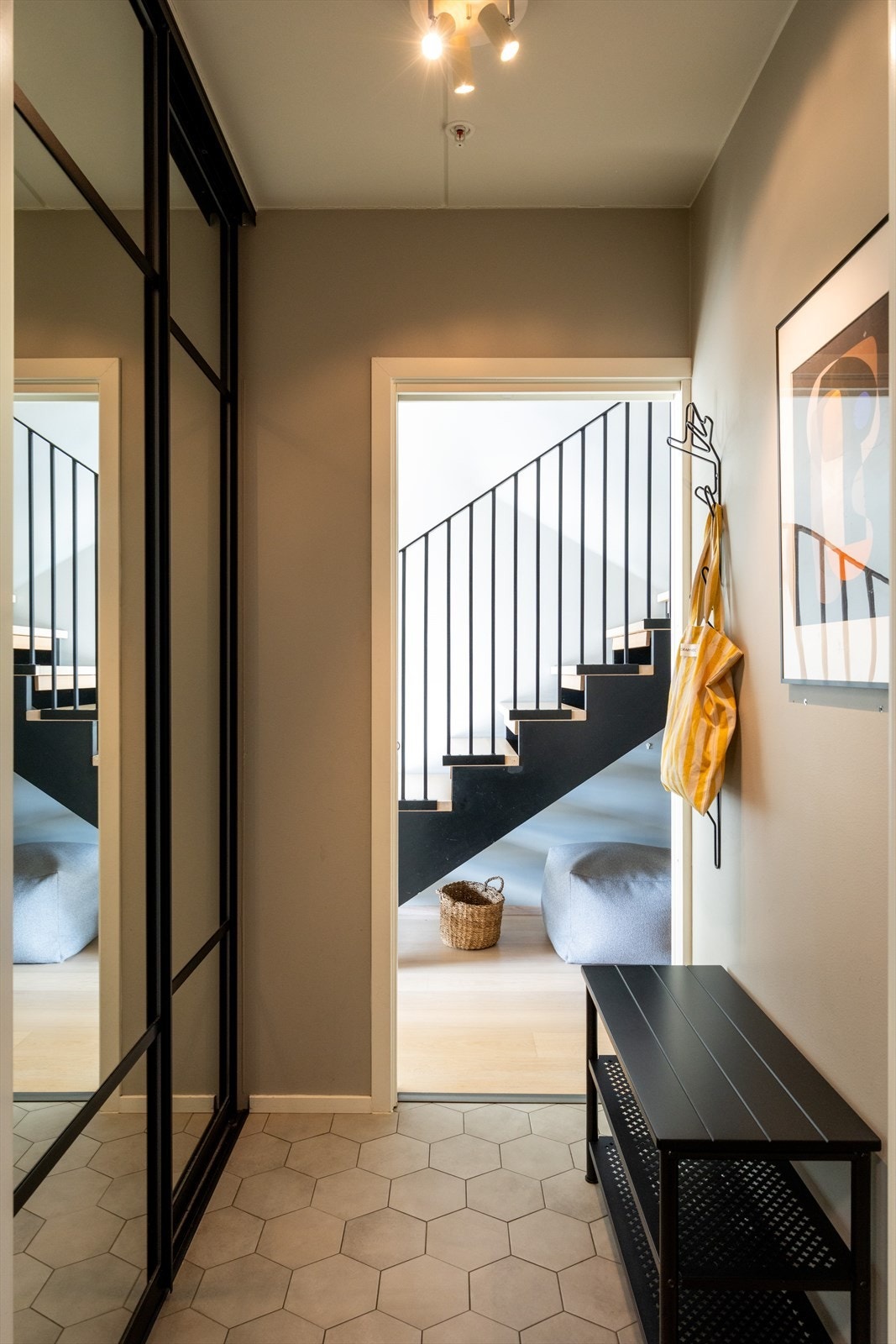 Romslig og lys entré med god plass til yttertøy og sko i skyvedørsgarderobe. Delikate hexagonfliser fra 2019 med vannbåren gulvvarme, en gjennomgående kvalitet i boligen. Galleribilde