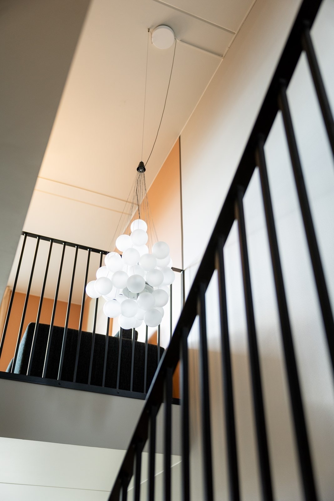 Opp til 2. etasje gir den stilfulle trappen boligen et unikt og elegant preg. Galleribilde