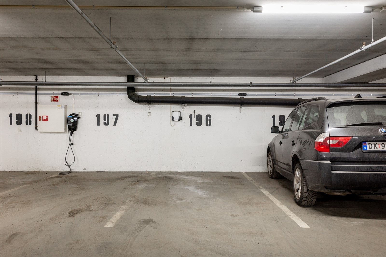 Det medfølger en privat garasjeplass med el-lader i kjelleren merket med nummer 196. Det er også flere gratis gjesteparkeringer i garasjeanlegget. Galleribilde