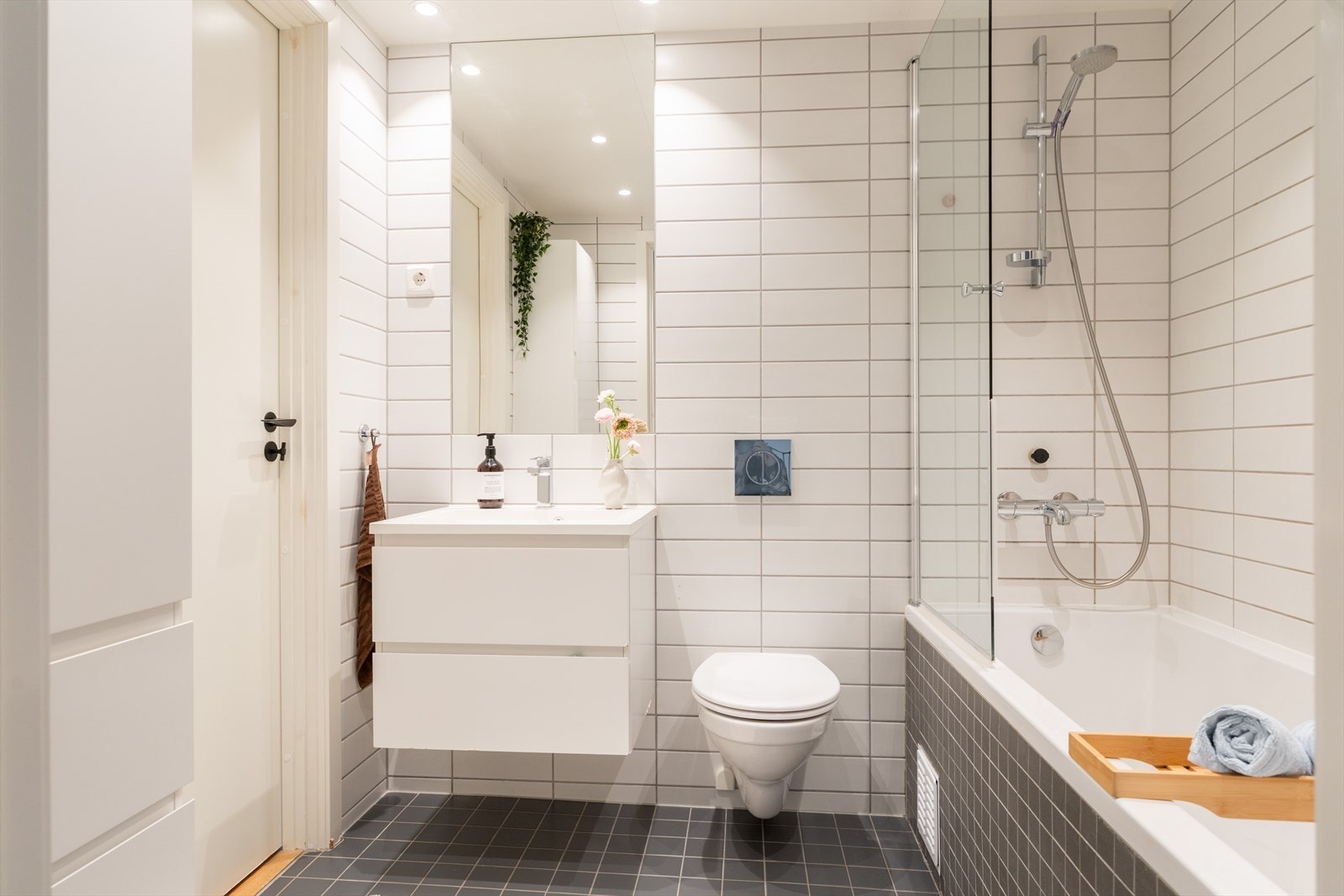 Dette baderommet har to innganger, en fra gangen, og en via soverommet/omkledningsrommet. Galleribilde