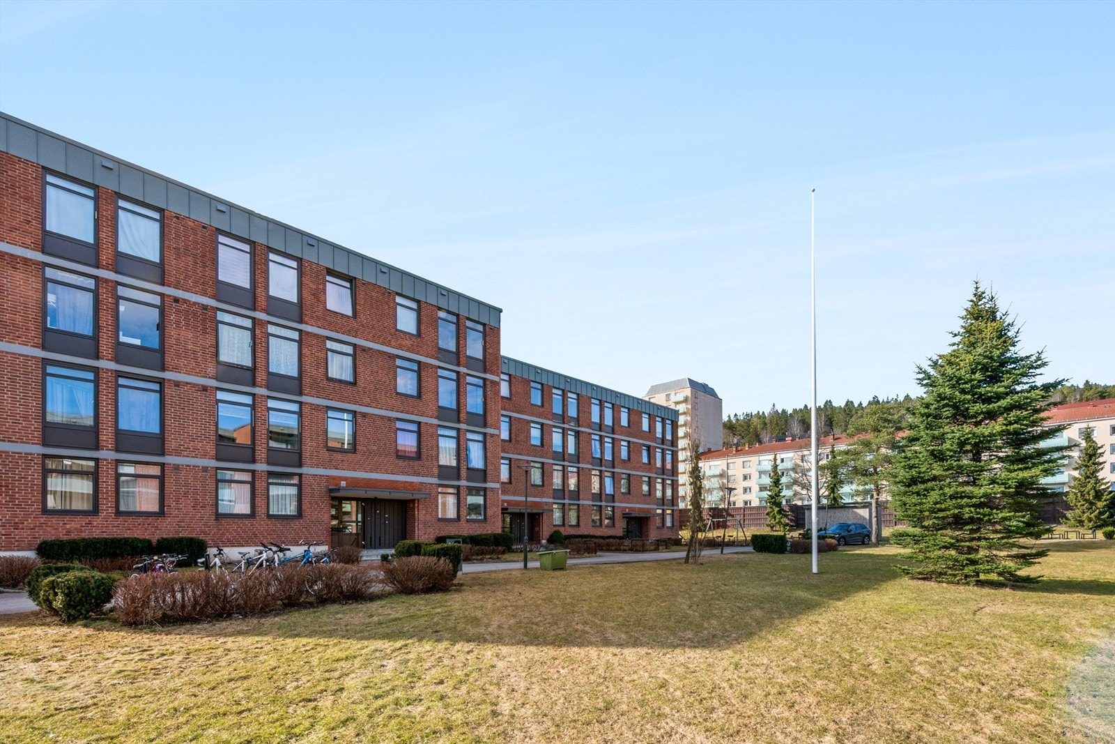 Leiligheten ligger i et etablert og attraktivt boligområde på Linderud. Det er kort gangavstand til skoler for alle alderstrinn, flere barnehager, god offentlig kommunikasjon og kjøpesenter Galleribilde