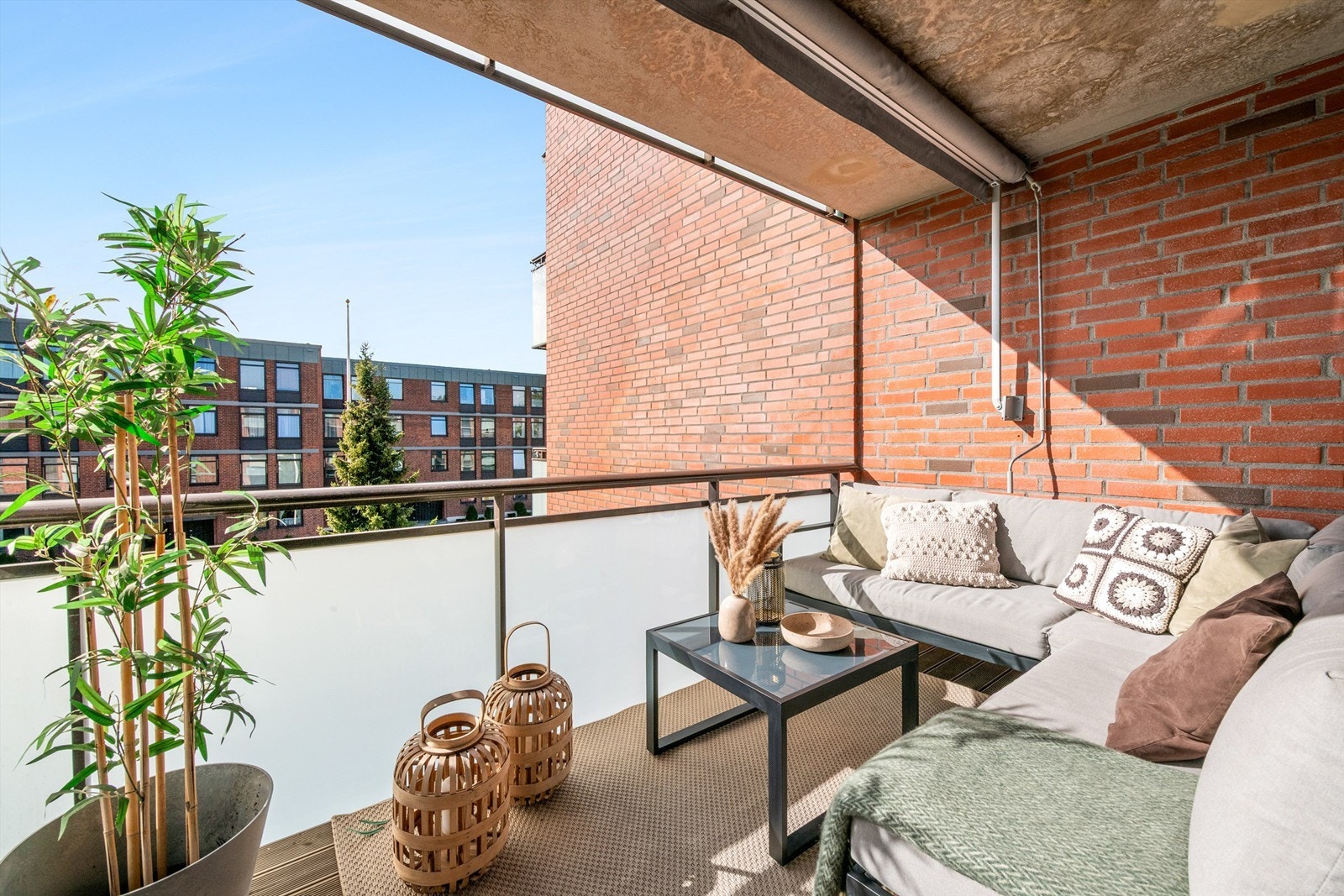 Balkongen er overbygget og har markise Galleribilde