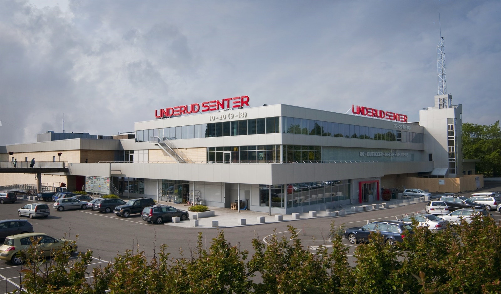 Kun to-tre minutters gange til Linderud senter, som har et godt utvalg servicetilbud som matbutikker, kaféer, klesbutikker, apotek, vinmonopol, legesenter, treningssenter m.m. Galleribilde