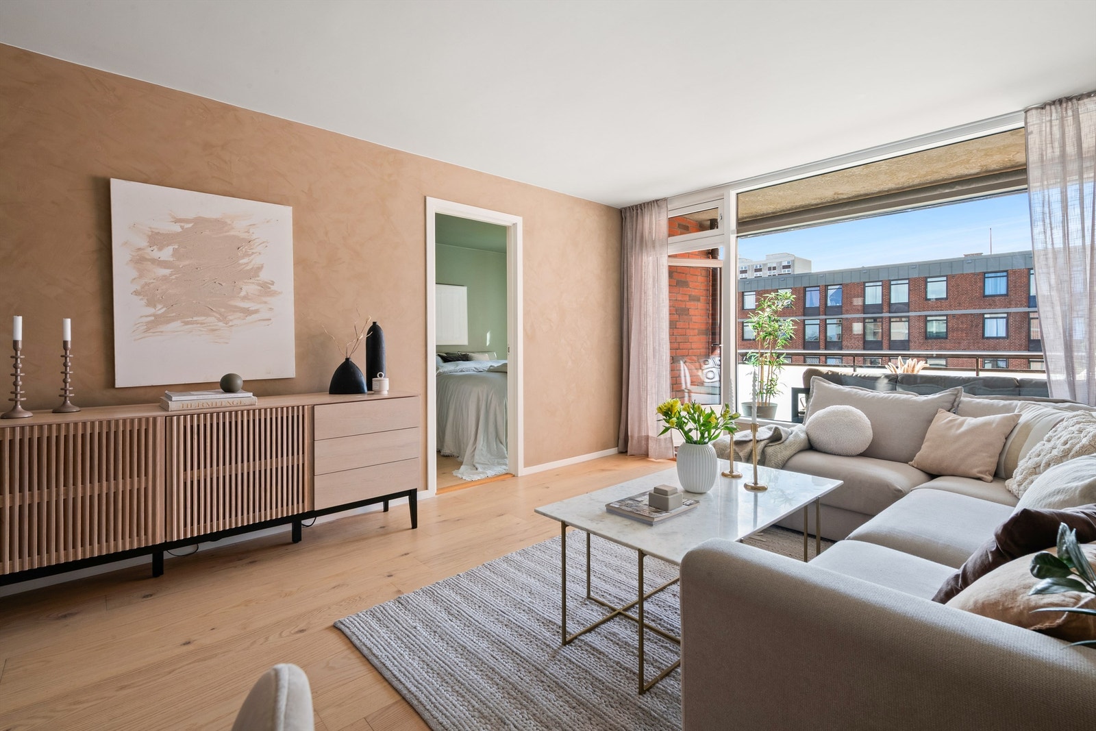 Lys stue med store vindusflater Galleribilde