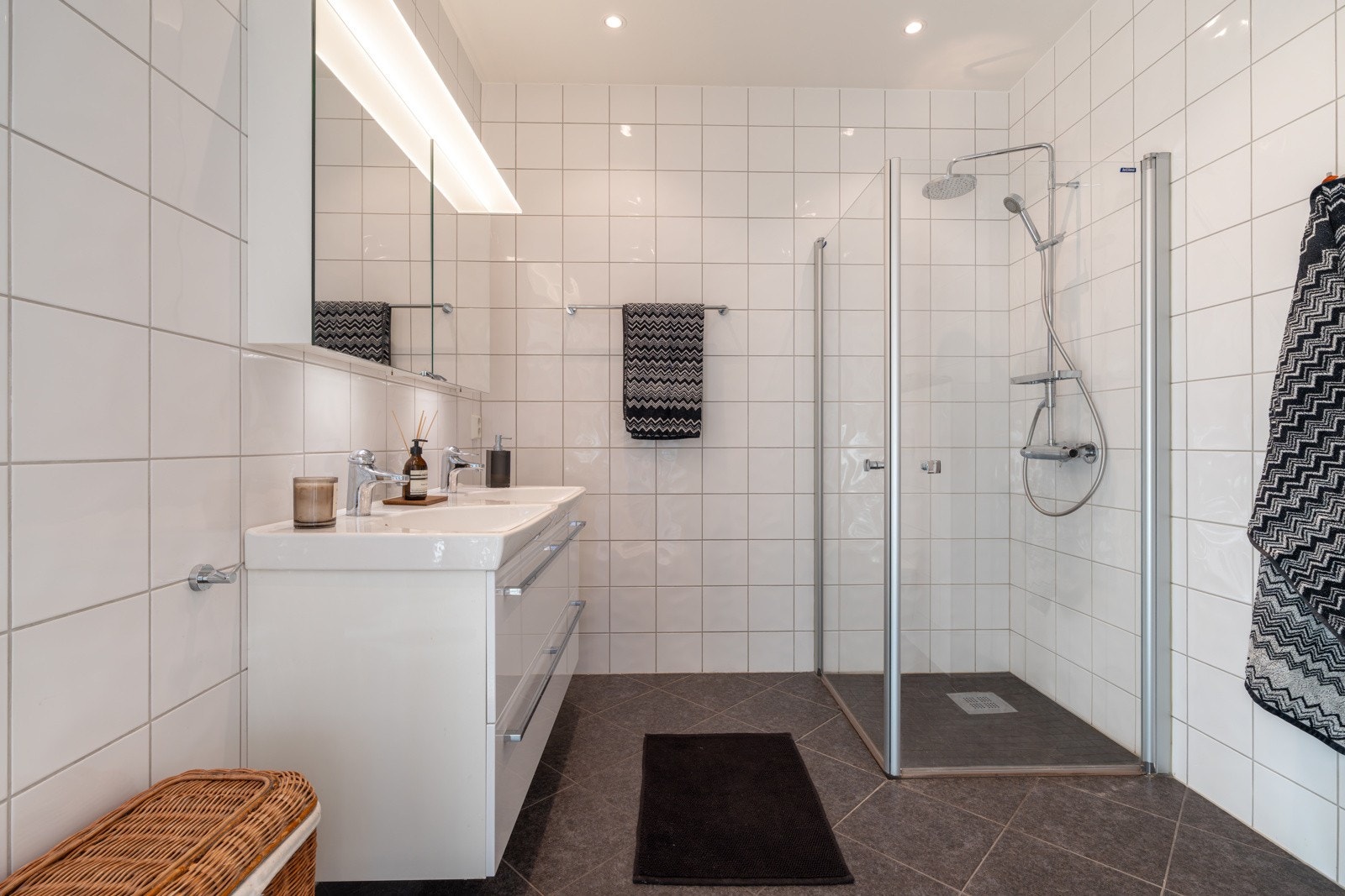 Badet er flislagt, har gulvvarme og downlights i himlingen. Galleribilde