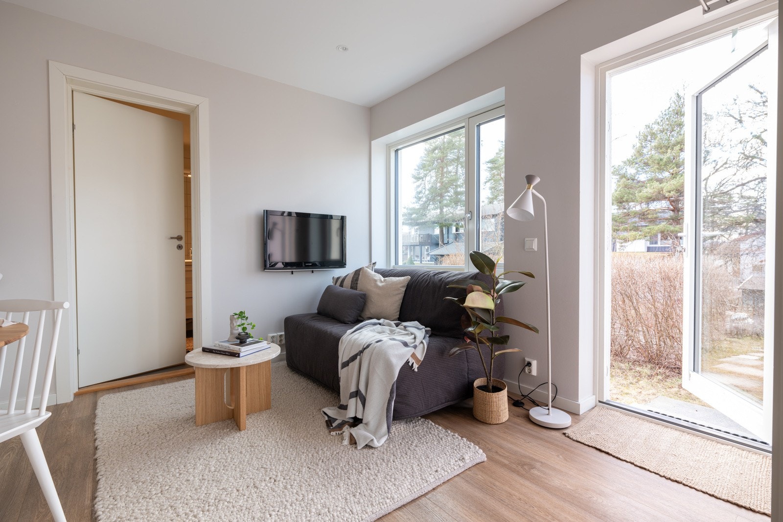 Fra rommet er det tilgang til bad og direkte utgang til hage. Galleribilde