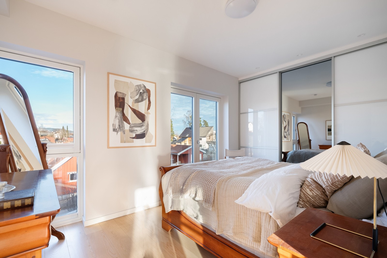 Hovedsoverommet er romslig og har plass til dobbeltseng, nattbord og øvrig møblement. Galleribilde