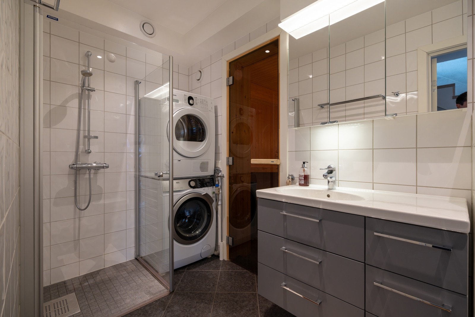 Baderommene er pent innredet med vegghengt servantinnredning, heldekkende servant og vegghengt speilskap med overbelysning. Galleribilde