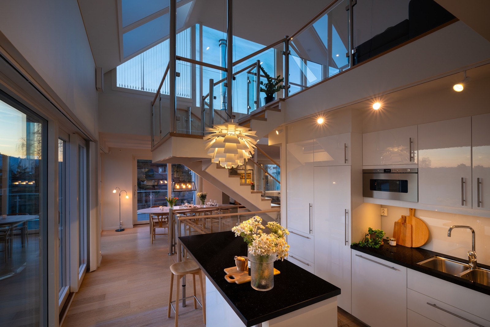 Kjøkkenet er utstyrt med integrerte hvitevarer som alle følger handelen. Videre er kjøkkenet utstyrt med komfyrvakt og automatisk vannstopper plassert under oppvaskkummen. Galleribilde