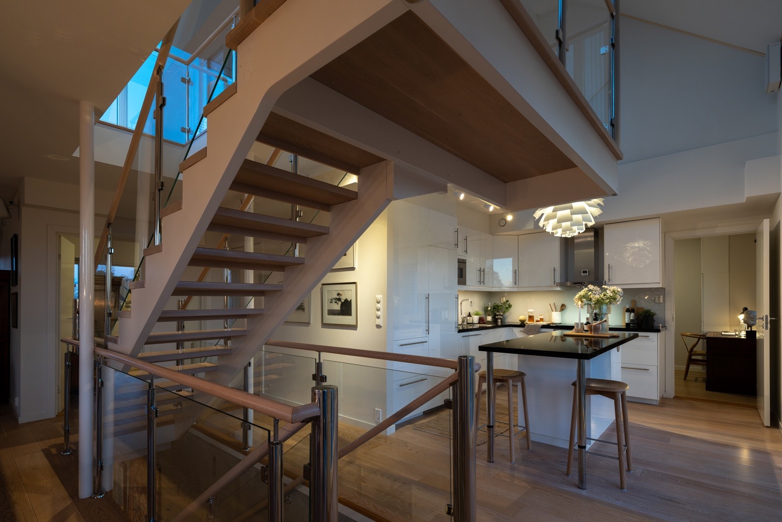 Lekkert kjøkken med gode løsninger og rikelig med skap- og benkeplass. Galleribilde