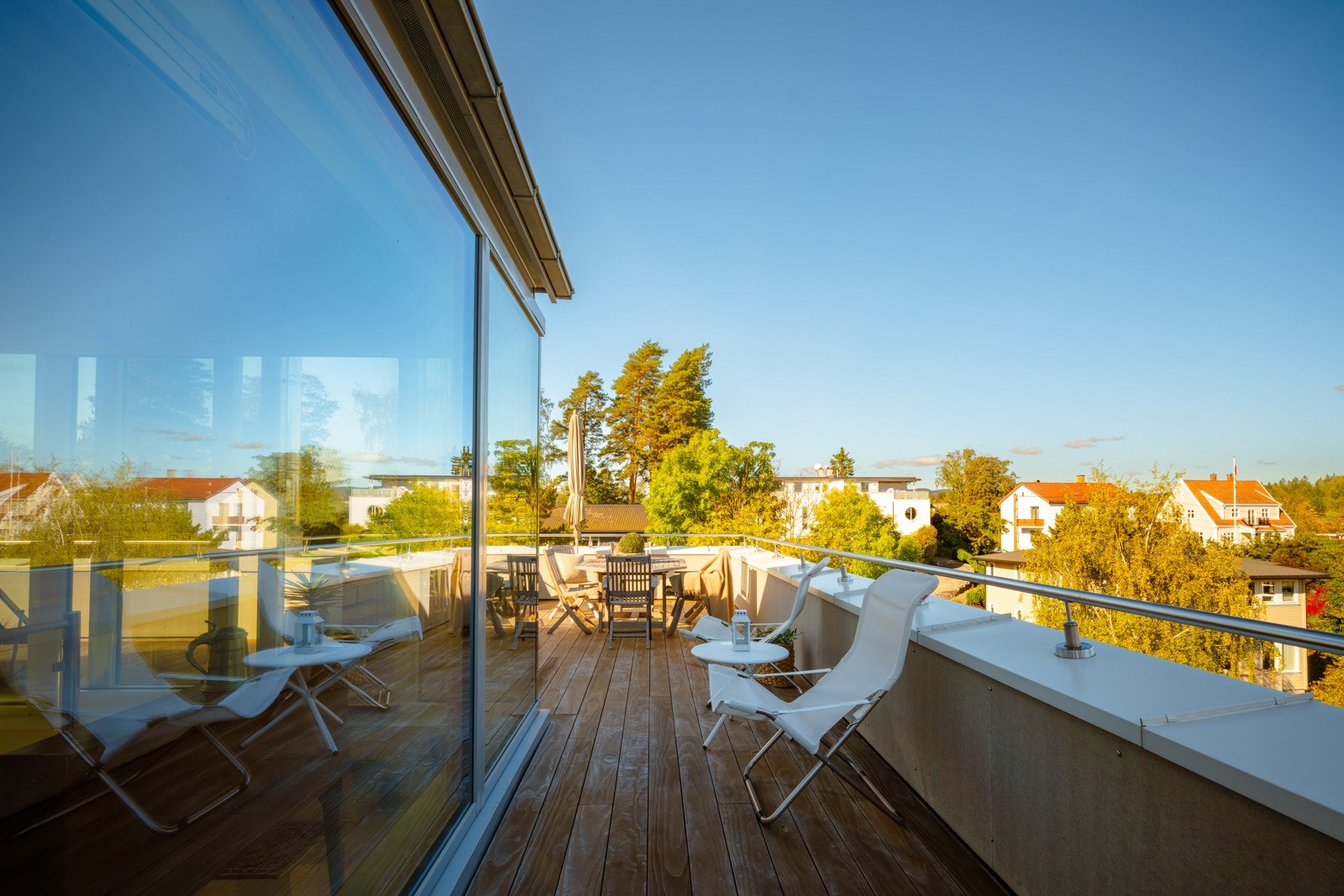 En trenger ikke nødvendigvis bil/flere biler for å bosette seg i Gimleveien 23 A. Nærmeste bussholdeplass er Almelien, ca. 400 meter unna, og fra Jar stasjon er det T-baneforbindelse til linje 3. Galleribilde