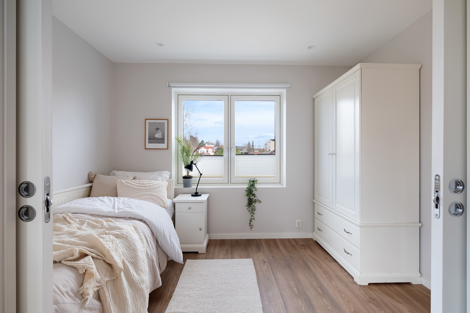 Fra soverommet som er innredet med kjøkken i 1.etg er det skyvedør til soverom II i 1.etg som har plass til dobbeltseng, nattbord og garderobeløsning. Rommene kan brukes adskilt om ønskelig. Galleribilde