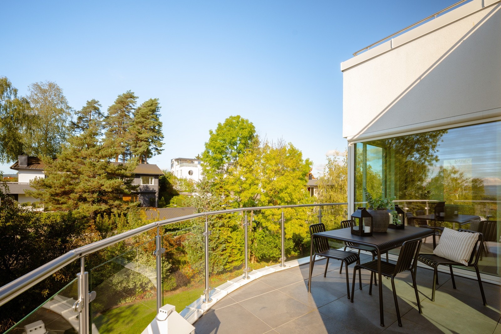 Legg merke til den flotte buede formen på terrassen. Galleribilde