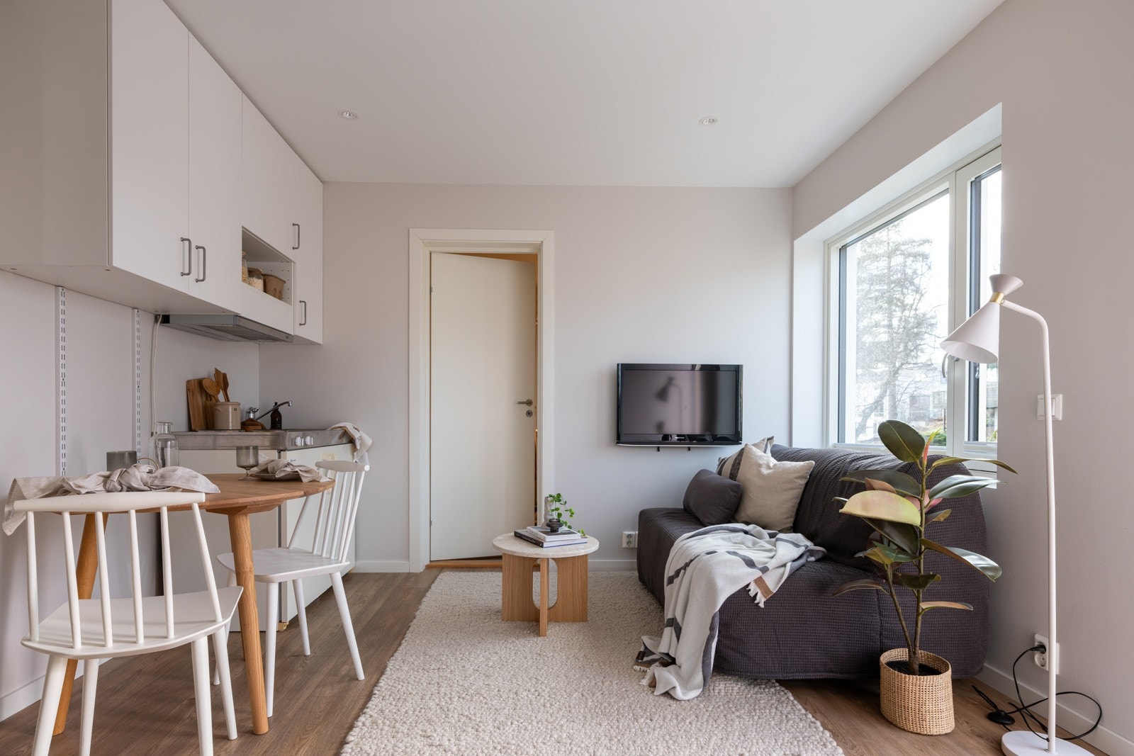 Dette er et soverom innredet med hybelkjøkken. Her er det også plass til både sofagruppe og spisebord. Galleribilde