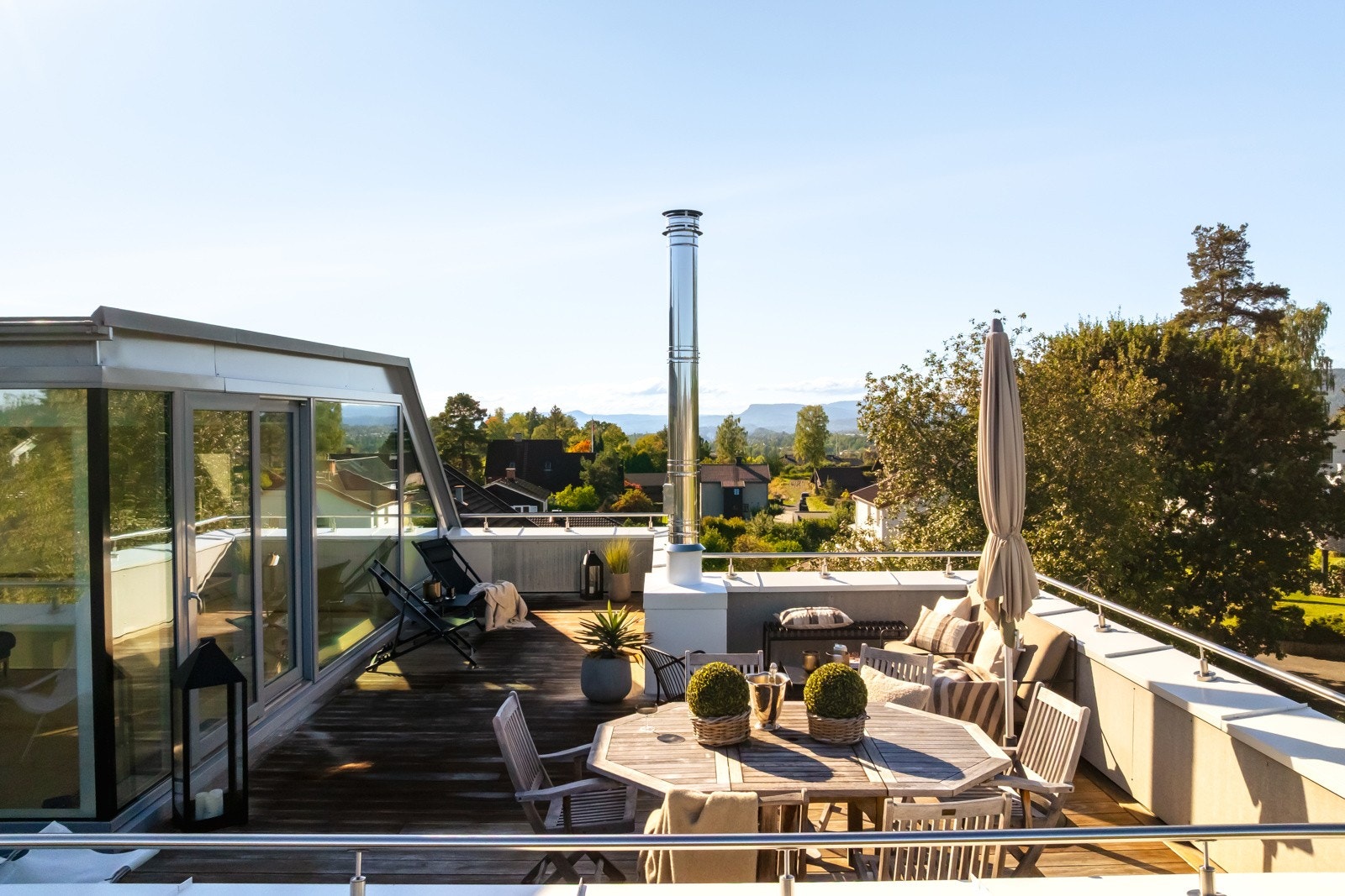 Tomannsboligen føles for dagens eier som en "enebolig" med usjenert distanse til nabo. Galleribilde