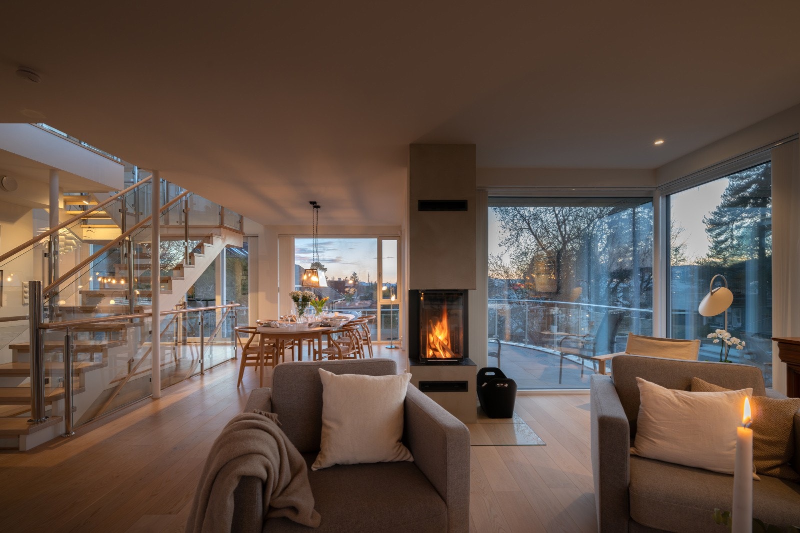 I stuen er det peisovn som bidrar med både varme og en hyggelig atmosfære på kjøligere dager. Galleribilde