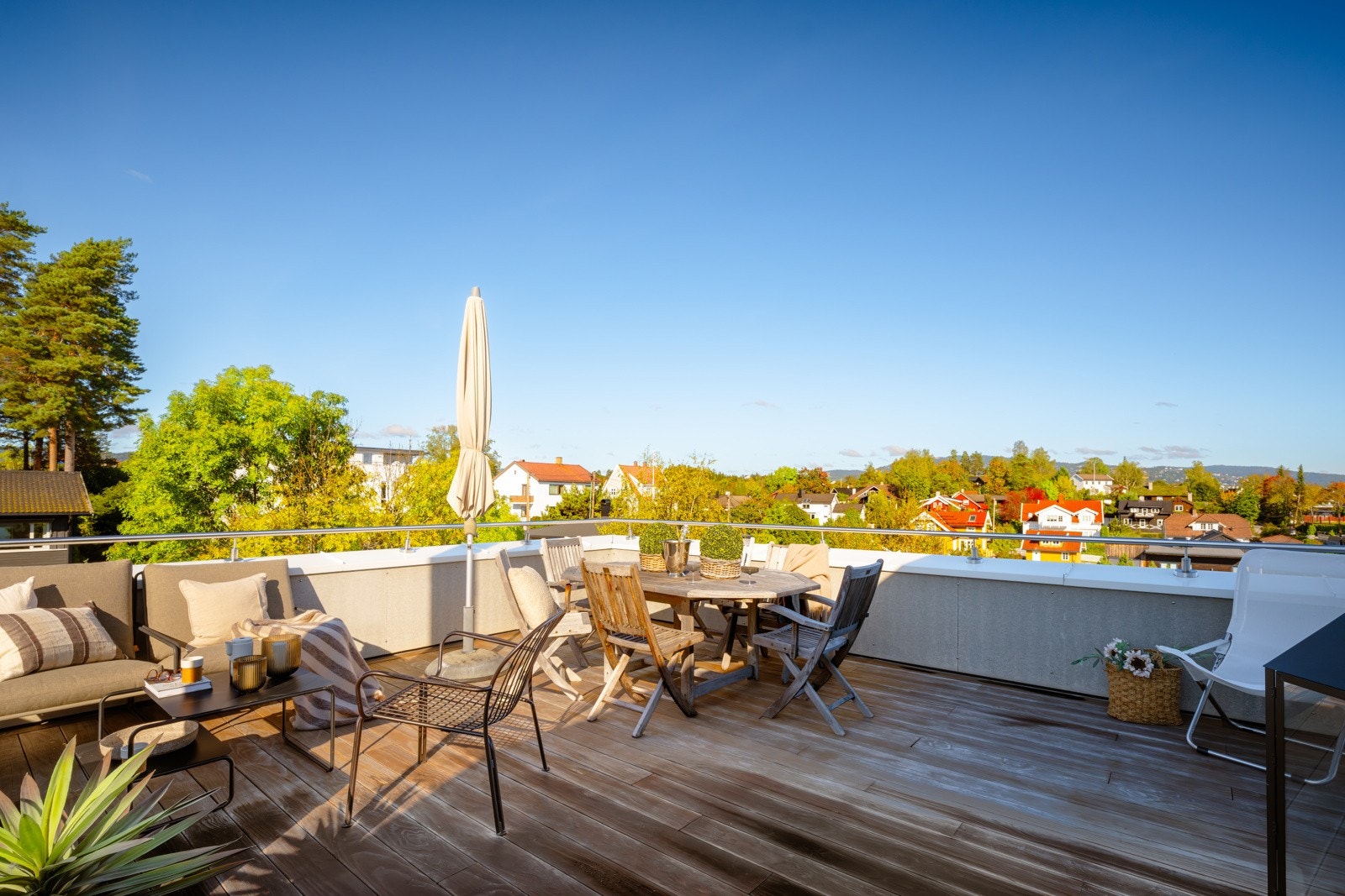 Terrassen har gode solforhold og fin utsikt. Galleribilde