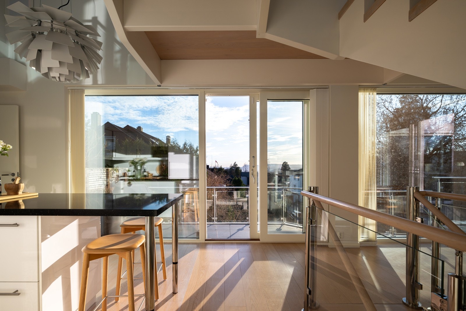 Balansert ventilasjon sørger for et godt inneklima, og vinduer mot sør er utstyrt med screens som gir mulighet for solskjerming ved behov. Galleribilde