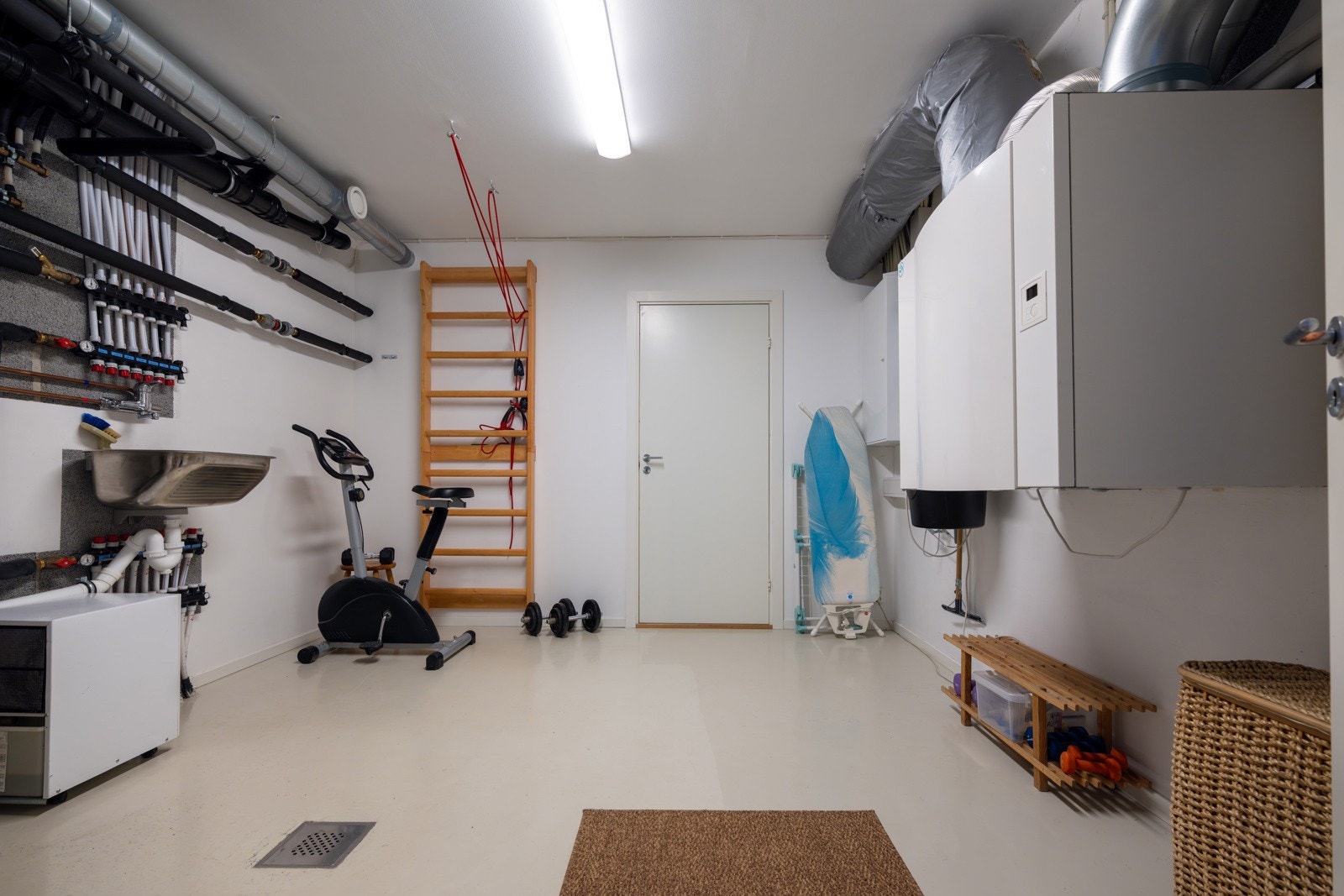 Boligen har et praktisk teknisk rom i 1.etg. Rommet benyttes i dag som et kombinert teknisk rom og trimrom. Galleribilde