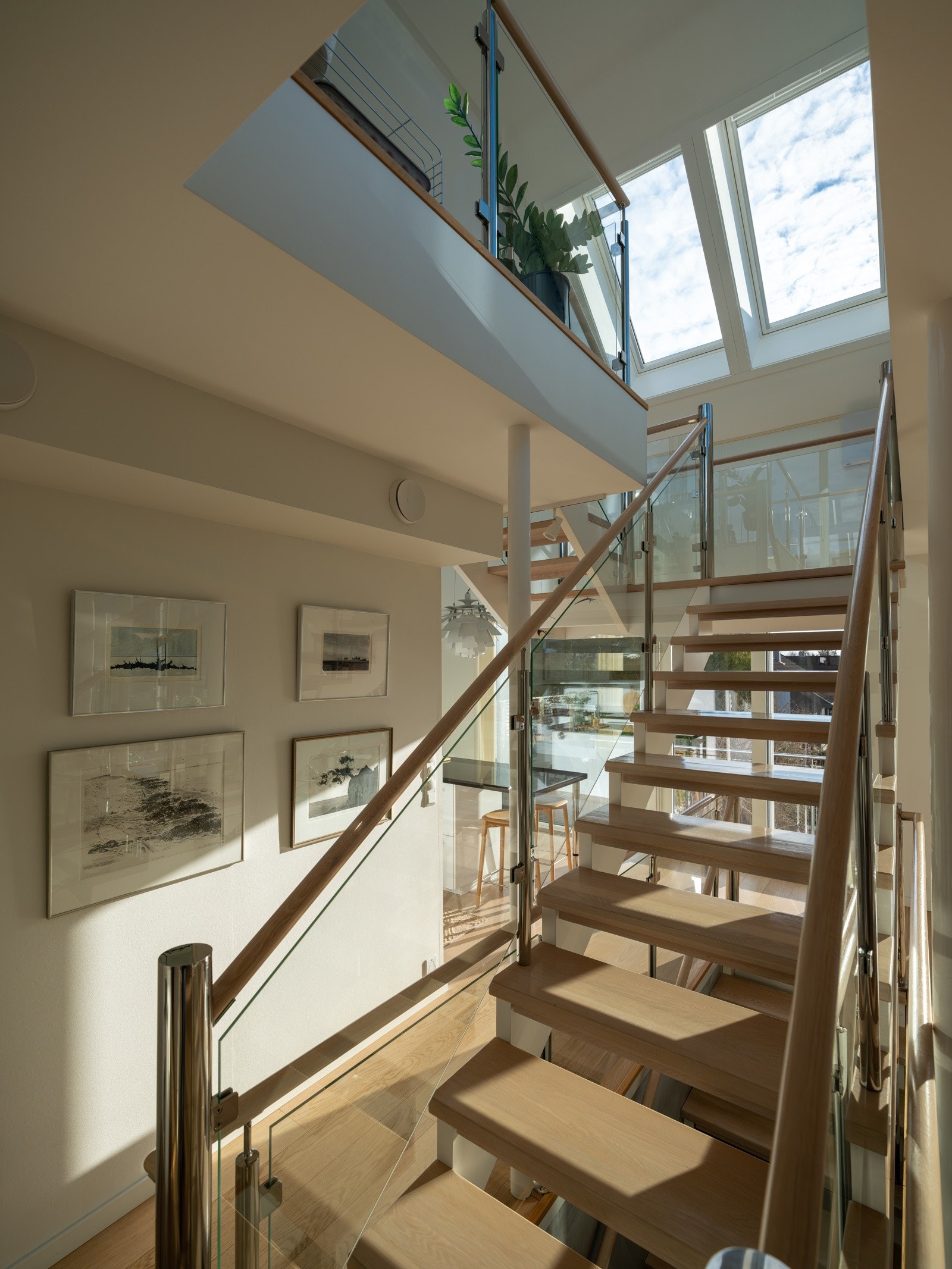 Moderne bolig fra 2016 med gjennomgående god/høy standard. Legg merke til det lekre trappen med solide trinn og rekkverk i glass. Galleribilde