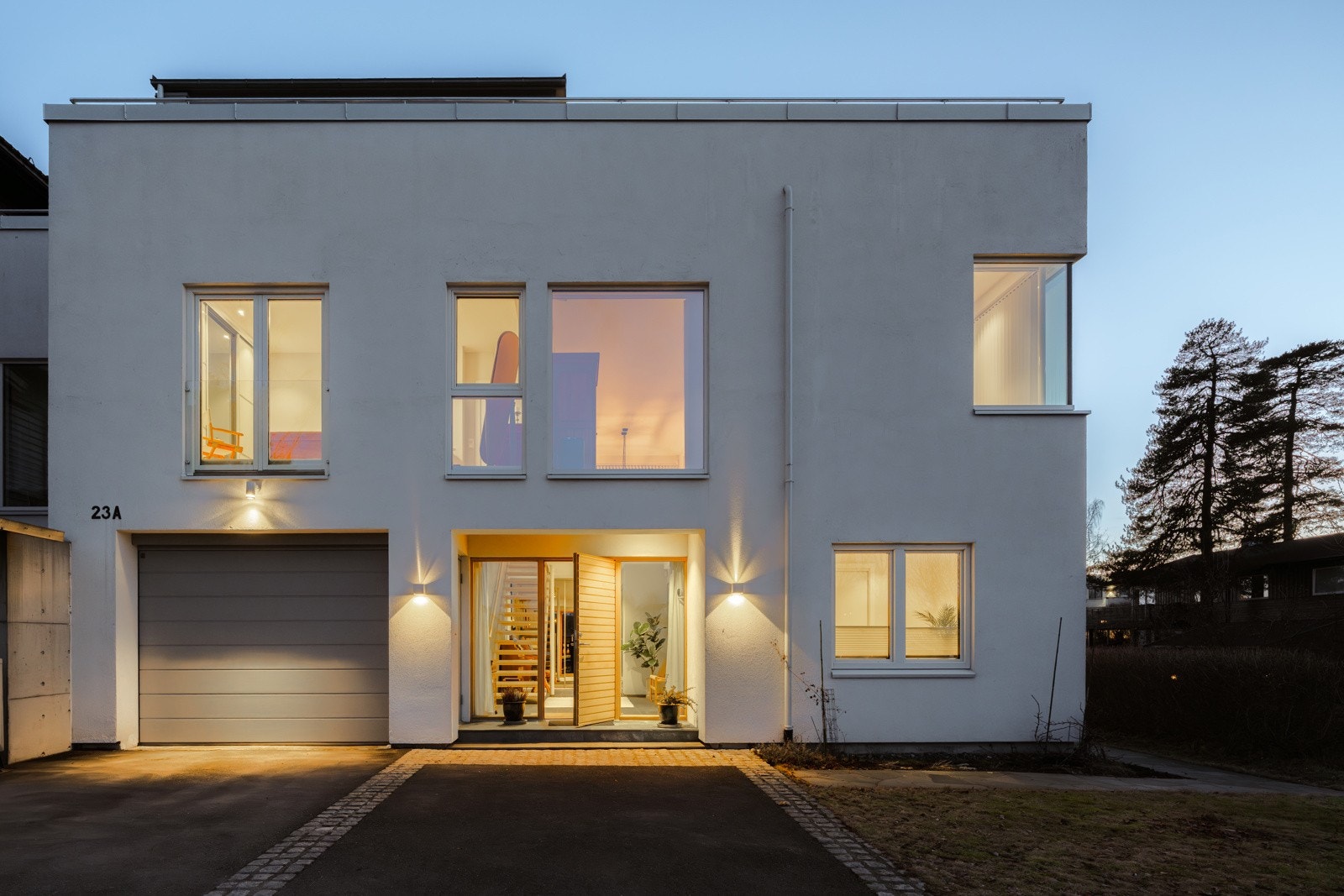 Parkering i egen garasje, samt plass til tre biler på tomt. Galleribilde