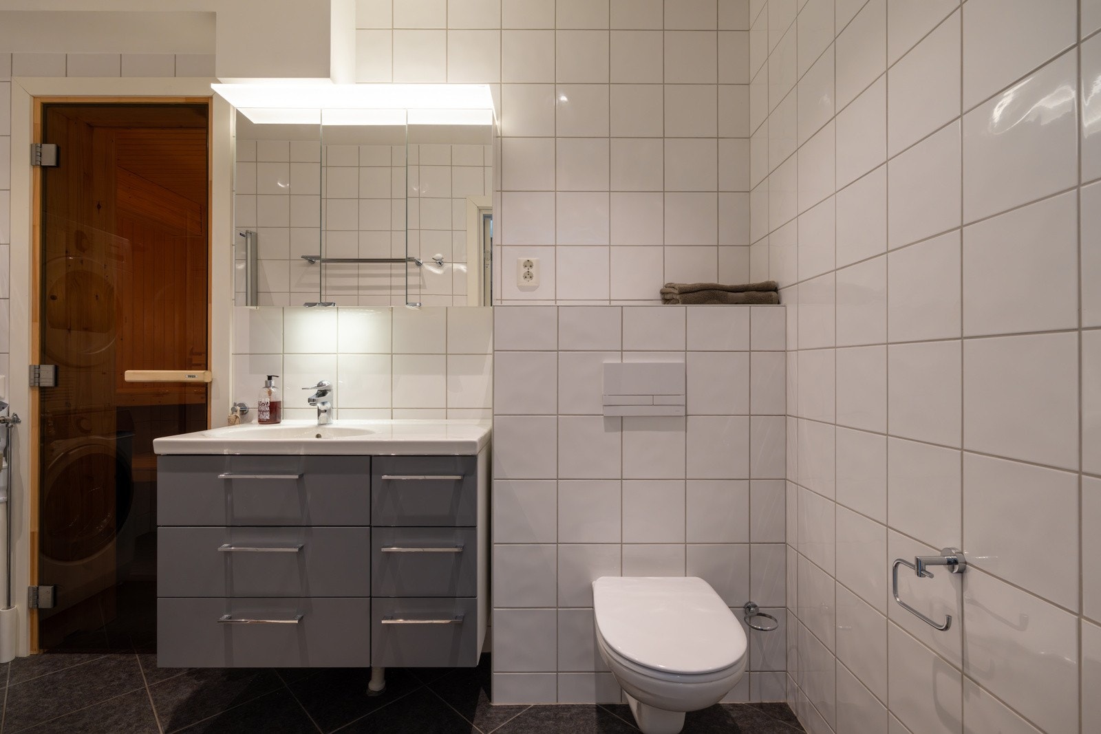 Overflatene består av flislagt gulv med varme og flislagte vegger, og himlingen er nedsenket med downlights. Galleribilde