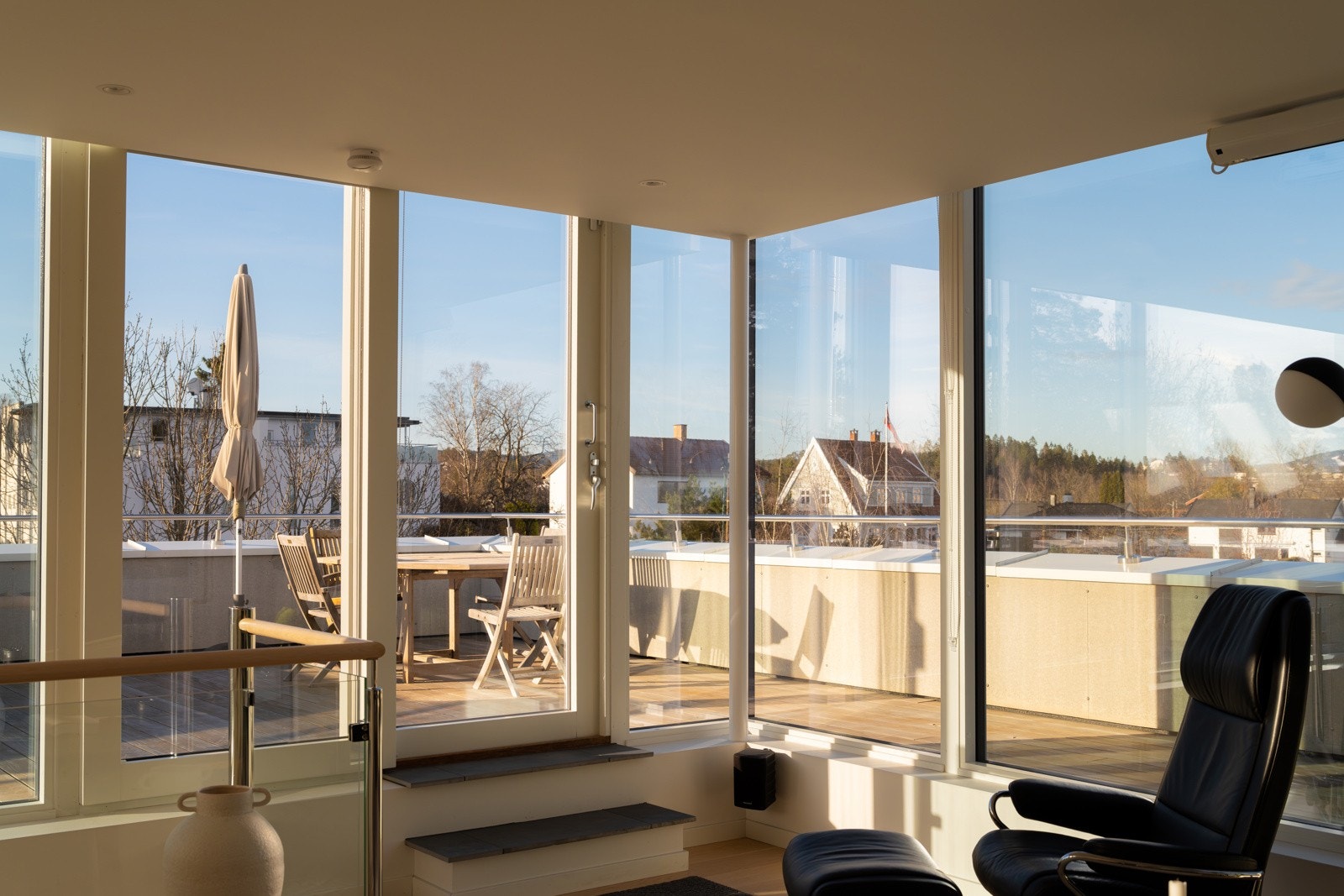 Store vindusflater fra flere himmelretninger gir godt med naturlig lys gjennom dagen. Galleribilde