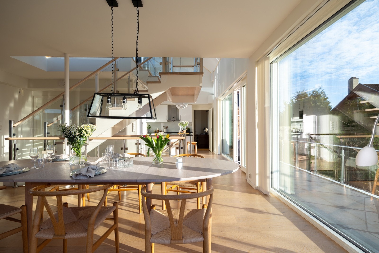 Boligen fremstår som gjennomført med delikate, tidløse overflater og pen parkett på gulv. Det er brukt gode materialer når det ble bygget i 2016. Galleribilde