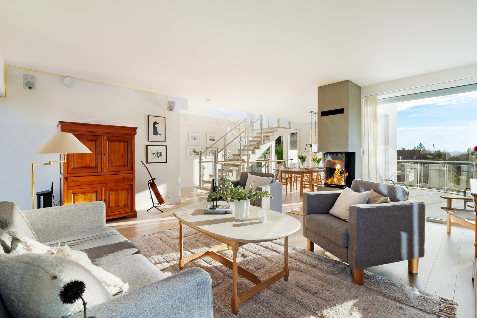 Dette er husets hovedstue. Her har du store vindusflater fra flere vinkler som bidrar til svært gode lys- og solforhold. Galleribilde