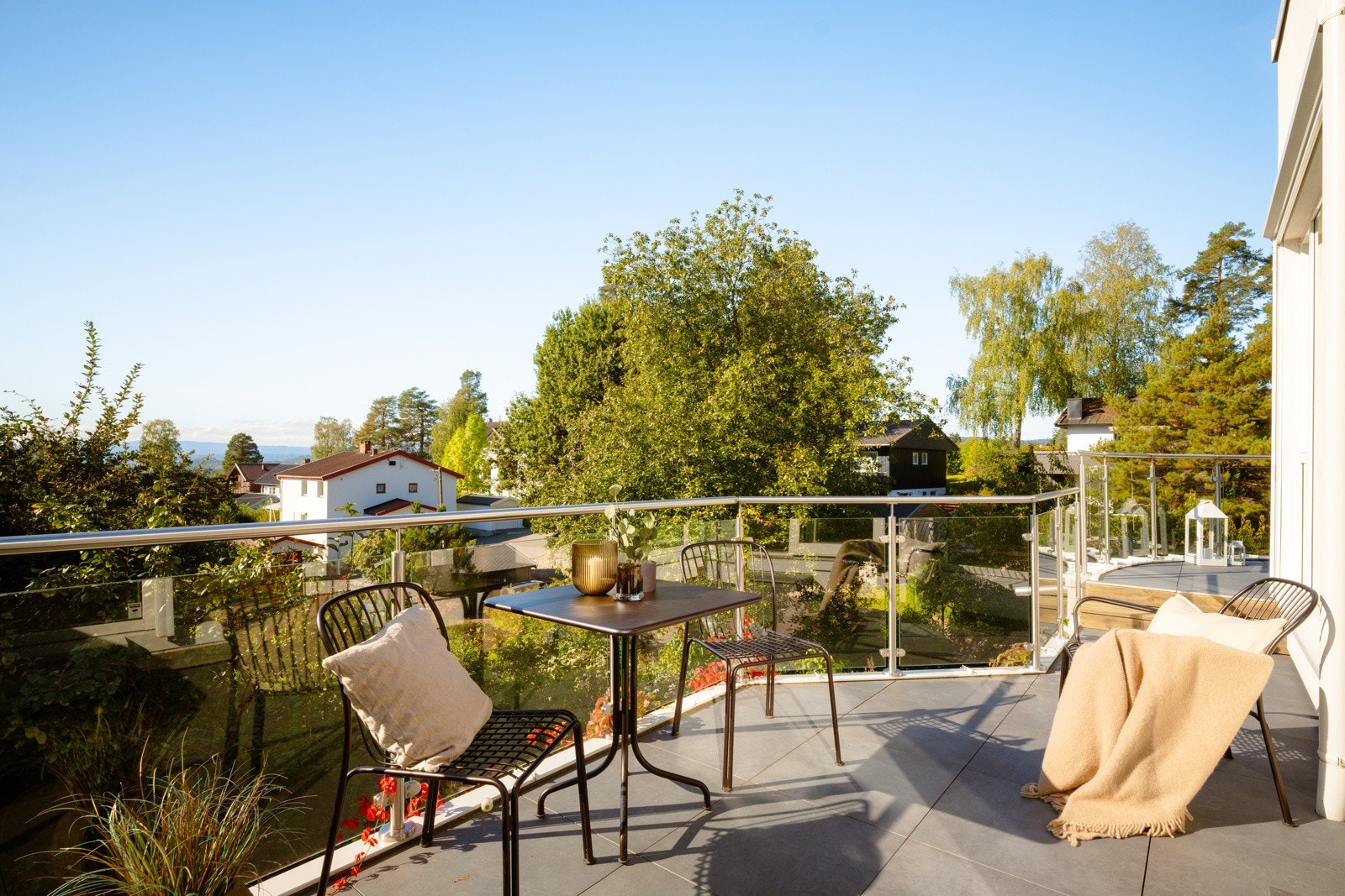 Det er god plass til utemøbler og beplantning. Galleribilde