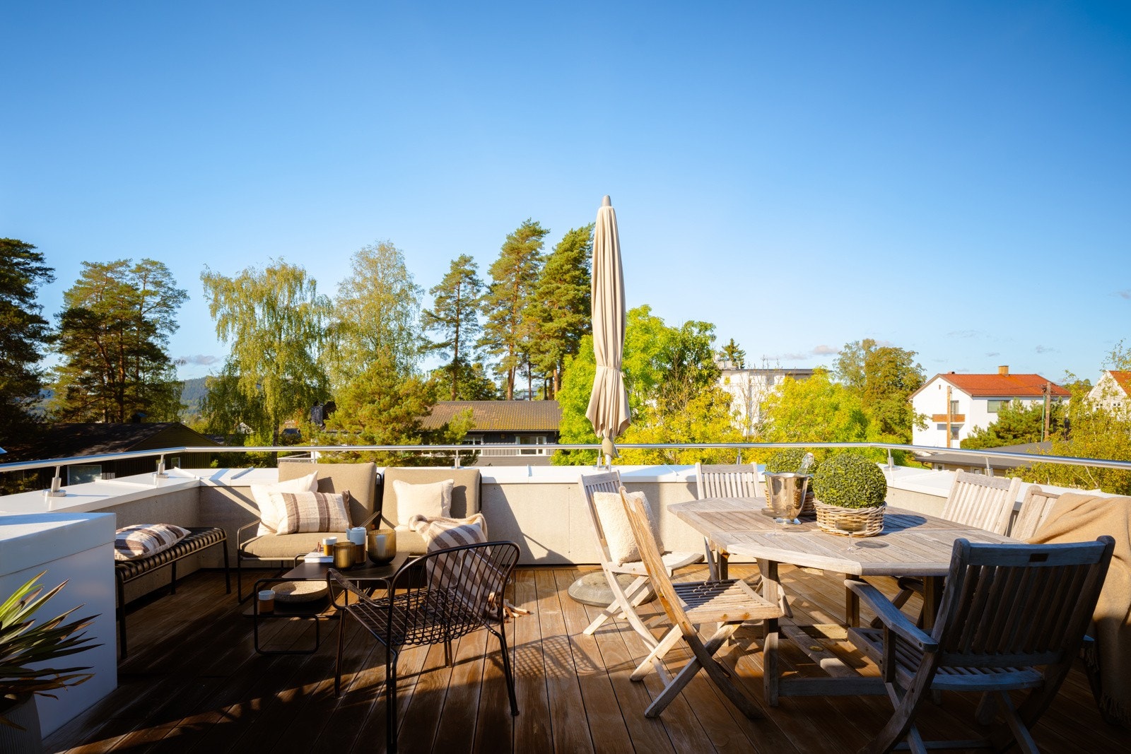 Det er god plass til utemøbler, grill og beplantning, og området egner seg godt for både avslapning og sosiale sammenkomster i sommerhalvåret. Galleribilde