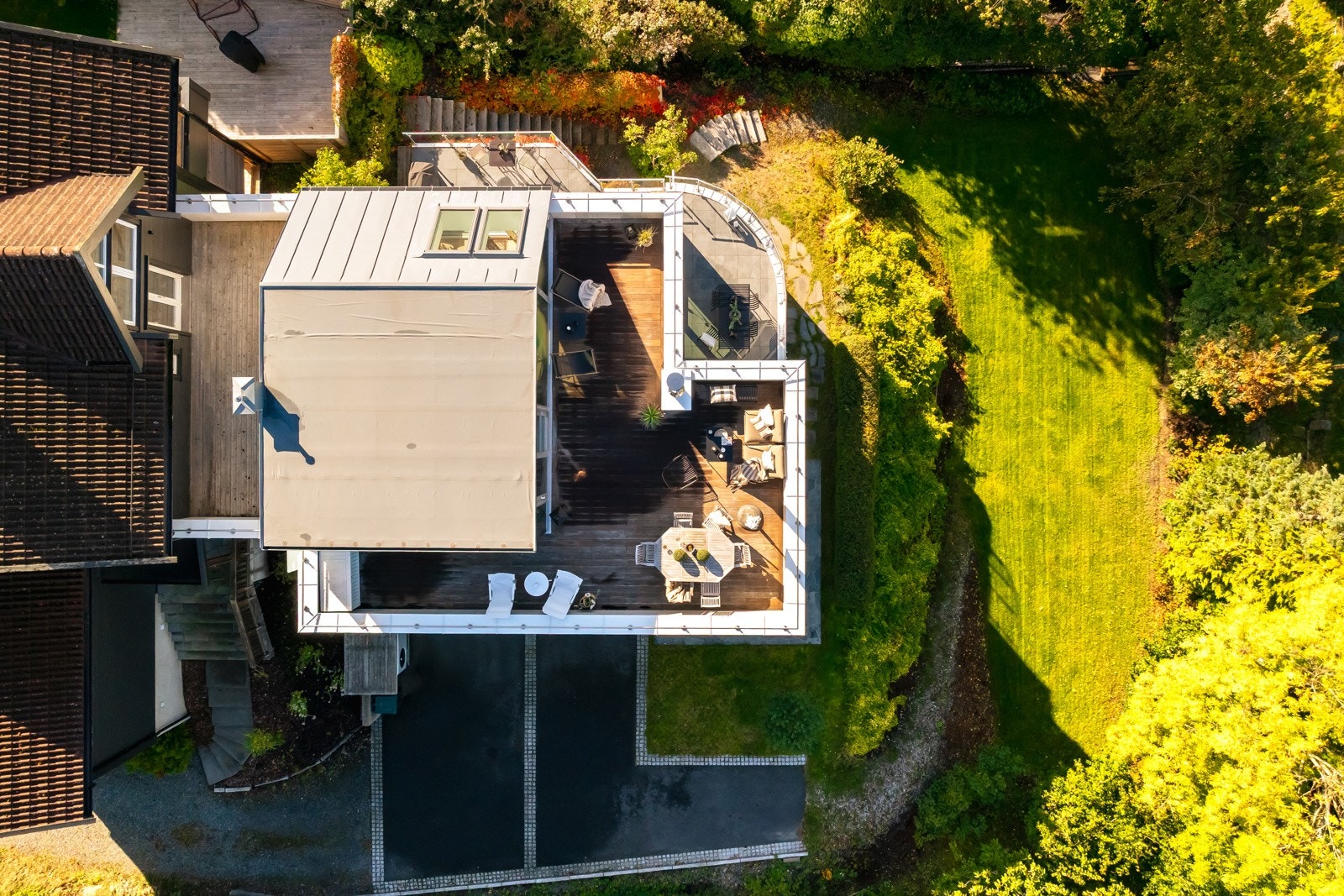 Boligen har en pent opparbeidet tomt med gode solforhold og flere innbydende uteplasser. Perfekt for en familie som ønsker å bo meget usjenert og godt med boltreplass! Galleribilde