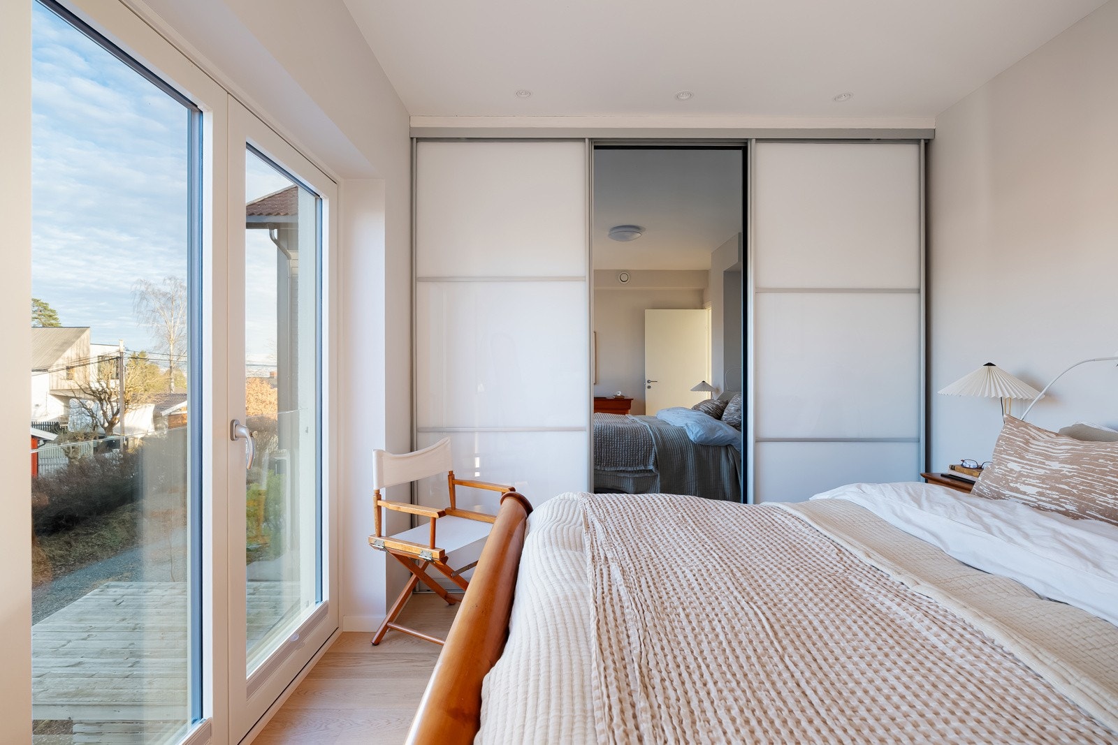 Det er godt med oppbevaringsplass på soverommet med stor skyvedørsgarderobe. Galleribilde