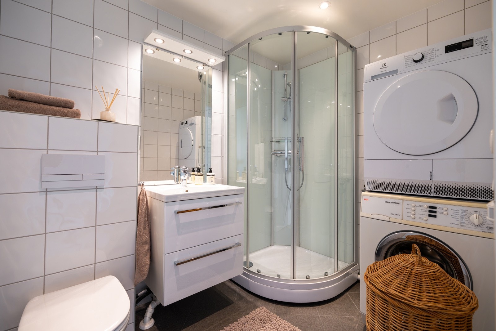 Badet har opplegg for vaskemaskin og tørketrommel på badet som er i tilknytning til soverommet i 1.etg. Galleribilde