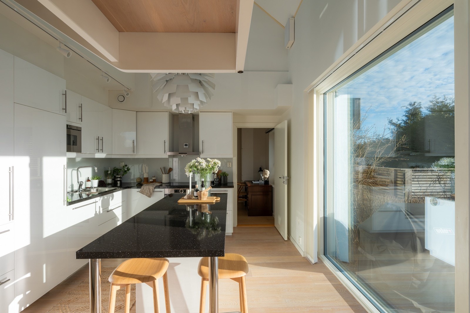 Ved kjøkkenøyen er det plass til barstoler, noe som skaper en hyggelig og sosial sone. Galleribilde