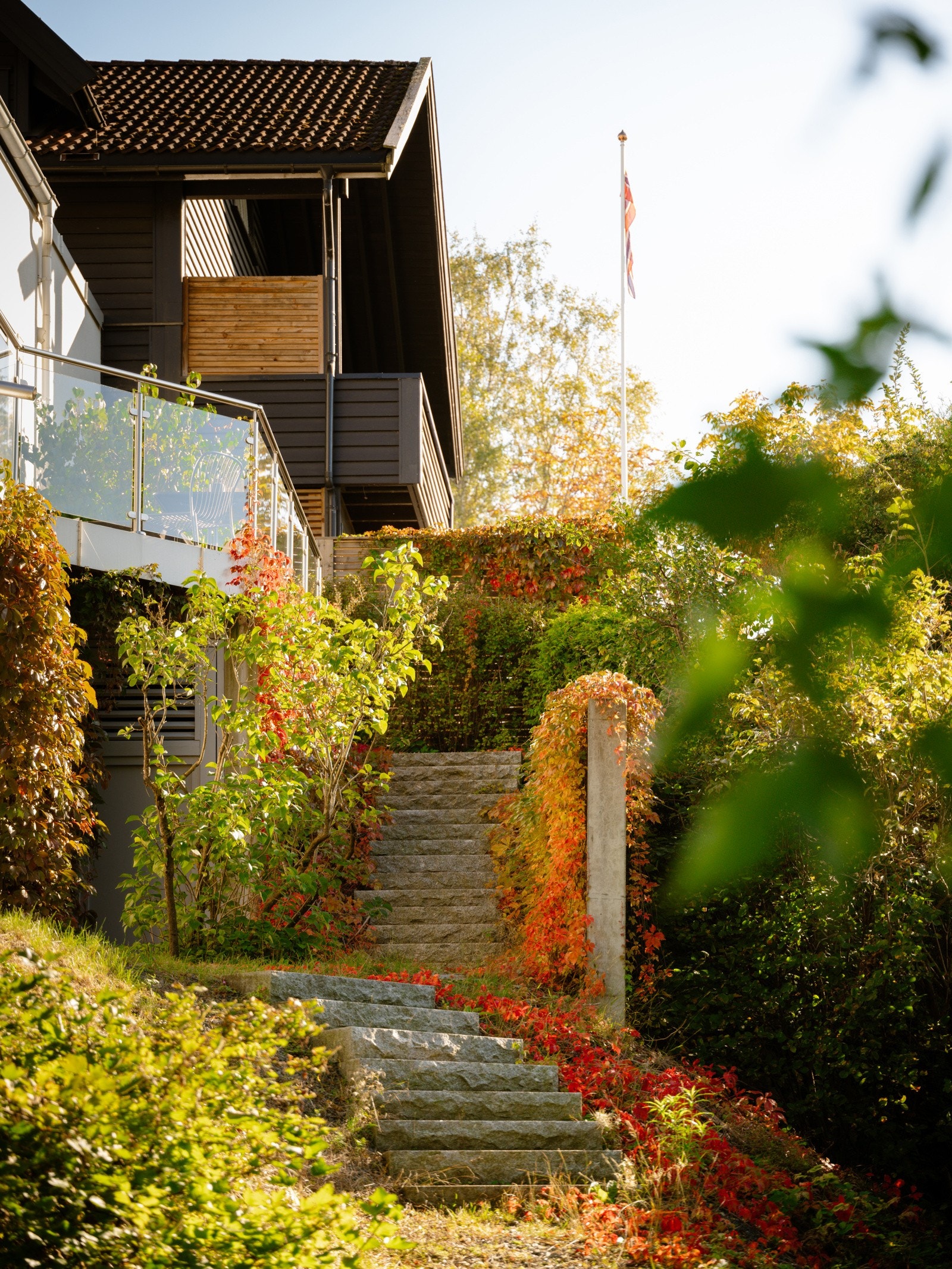 Boligen har vakre og idylliske uteområder som ligger skjermet og fredelig til. Galleribilde