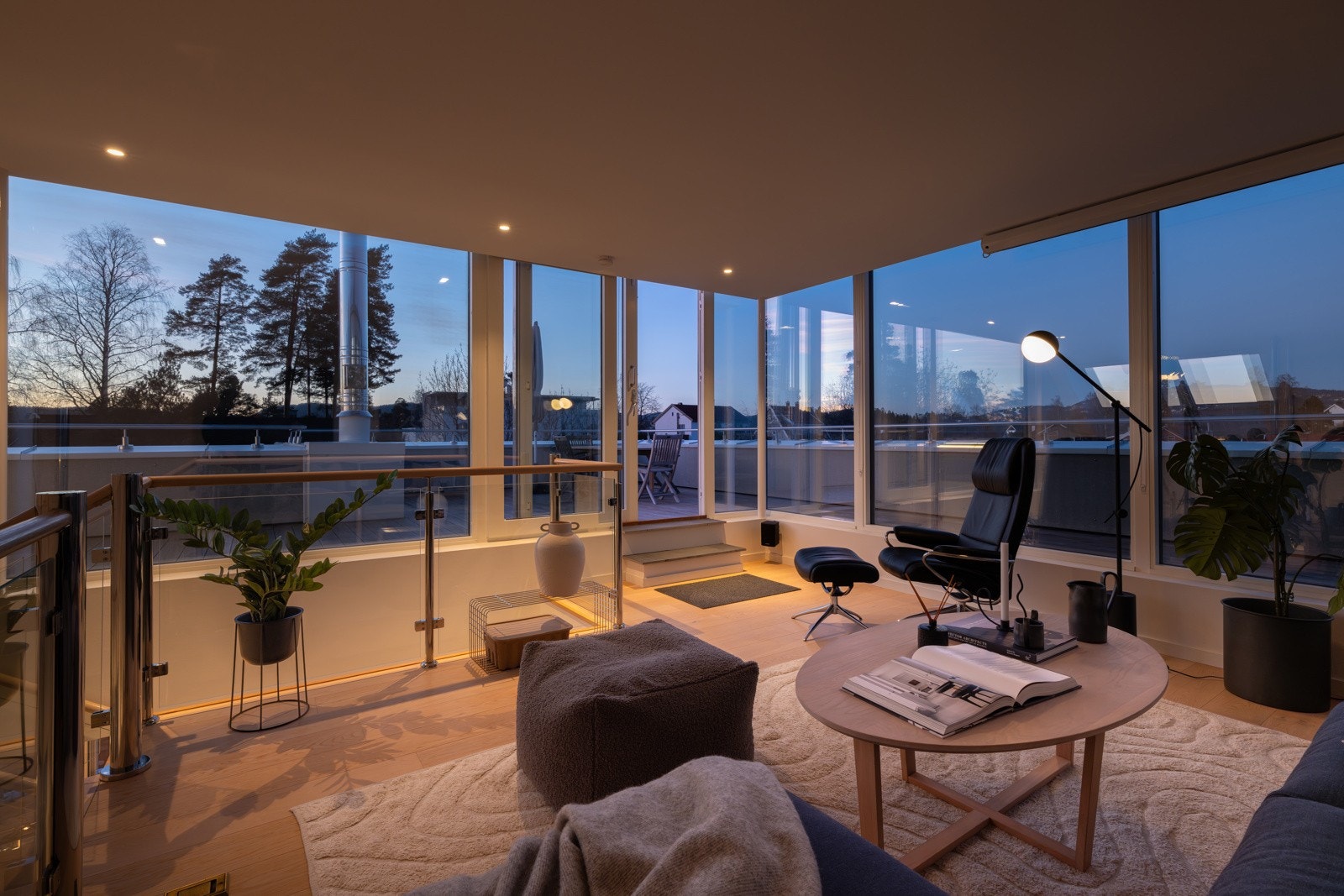 To stuer gir gode muligheter for å etablere adskilte soner etter behov. Rommet oppleves også som større da det brer seg en flott terrasse rundt stuen. Galleribilde