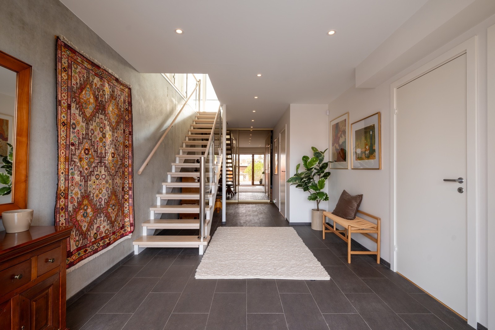 Når du kommer inn i huset, møtes du av en lys og romslig entré/hall som gir et godt førsteinntrykk. Galleribilde