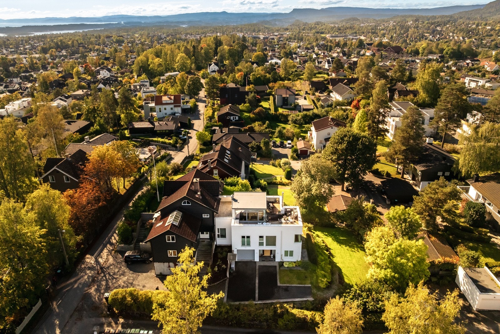 Gimleveien 23 A er en arkitekttegnet del av tomannsbolig over tre plan oppført i 2016. Galleribilde