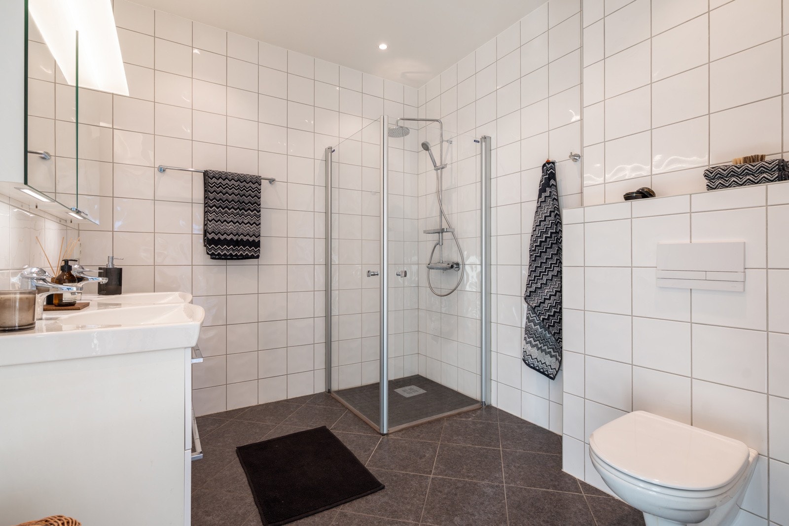 Boligen har 2 delikat baderom i 1. etasje. Dette har inngang fra entrèen/hallen. Galleribilde